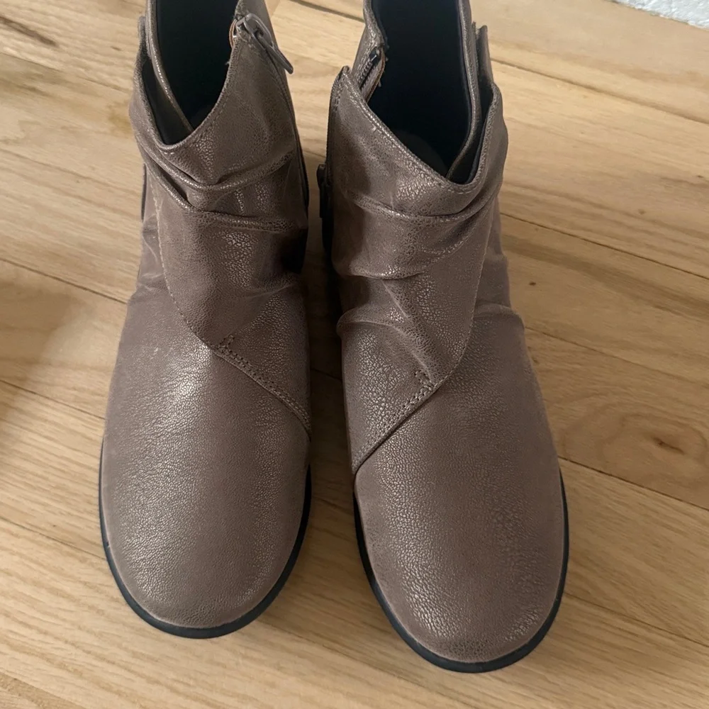 Clarks Cloudsteppers Sillian Tana pewter Ruched Ankle Booties 7.5 new - Picture 2 of 6